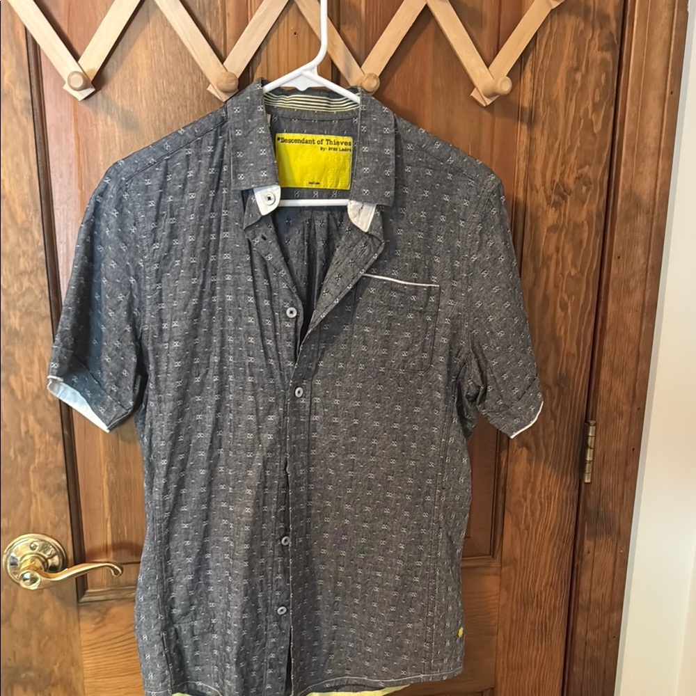 Descendant of Thieves Men’s Short Sleeve Shirt – Gray Pattern, Size M